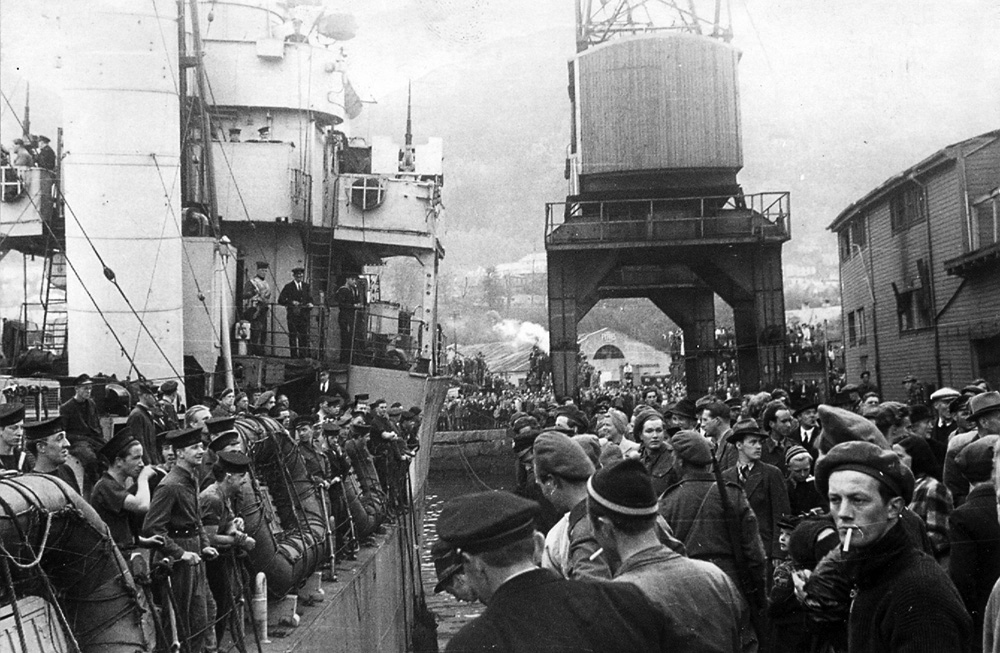 HMS Woolston berting in Bergen harbour